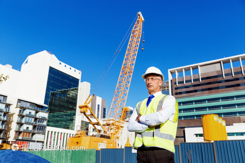 建筑工地的工程師建設者建筑工程師施工場景穿著安全背心